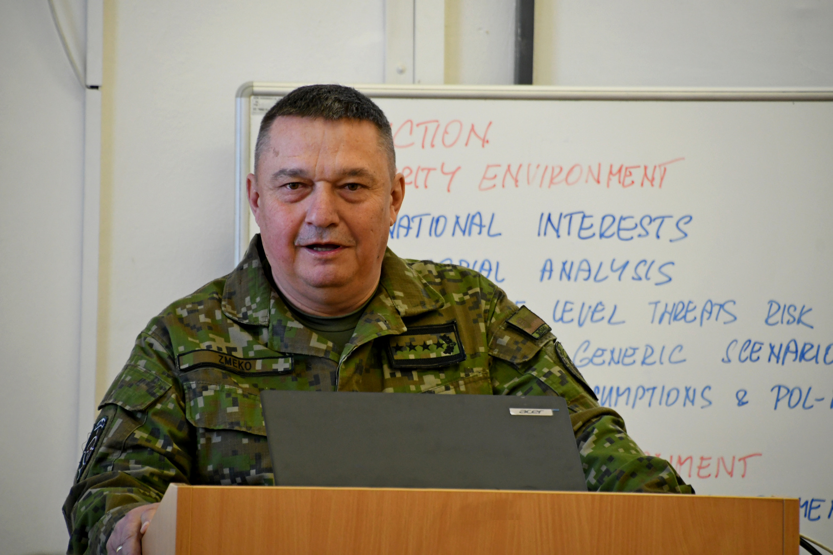 Právě si prohlížíte Generál Daniel Zmeko na CBVSS: Jak připravit ozbrojené síly na nejistý a soupeřící svět