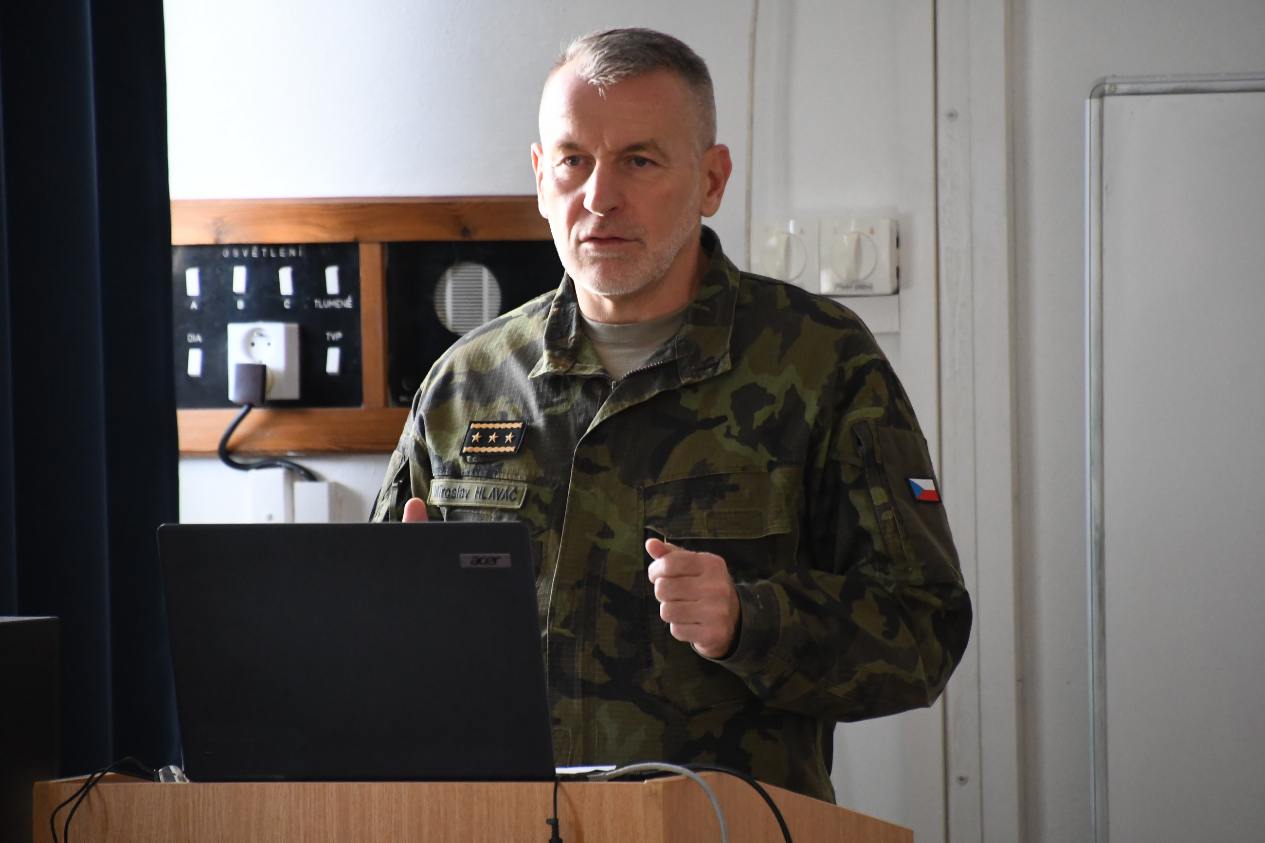 Přečtete si více ze článku Náčelník Generálního štábu AČR debatoval se studenty 45. kurzu generálního štábu